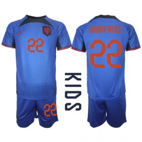 Baby Fußballbekleidung Niederlande Denzel Dumfries #22 Auswärtstrikot WM 2022 Kurzarm (+ kurze hosen)